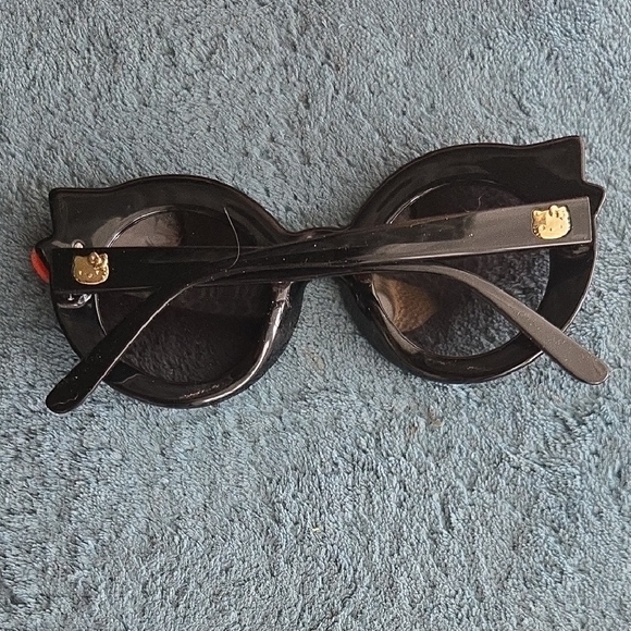 Crap Eyewear Hello Kitty Womens Sunglasses with Red Bow and Black Frame. RARE. - Picture 2 of 7